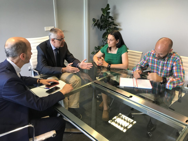 Reunión entre el director xeral de Emerxencias e Interior, Santiago Villanueva y la presidenta de la Federación de Salvamento e Socorrismo de Galicia (Fessga), Nuria Rodríguez.