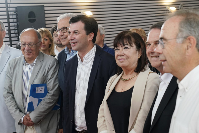 El secretario xeral del PSOE gallego, Gonzalo Caballero, junto a la presidenta del PSOE y vicepresidenta del Senado, Cristina Narbona, presentes en la inauguración de la Escuela de Verano del PSdeG en la Casa das Asociacións  de Santiago de Compostela.