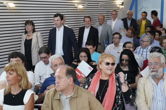 El secretario general del PSOE gallego, Gonzalo Caballero, y la presidenta del PSOE y vicepresidenta del Senado, Cristina Narbona, entran acompañados a la inauguración de la Escuela de Verano del PSdeG en la Casa das Asociacións  de Santiago de Compostela