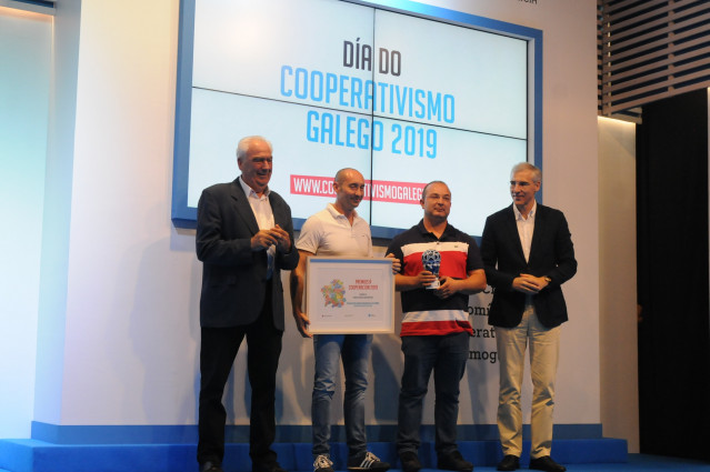 A la derecha, el conselleiro de Economía, Francisco Conde.