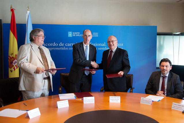 La Xunta firma dos convenios para mejorar la formación técnica y científica a la que asistió el conselleiro de Sanidade, Jesús Vázquez; Alberto Iglesias, presidente de la Casa de Galicia en Uruguay; y el gerente de la Asociaicón Española de Primera de Soc