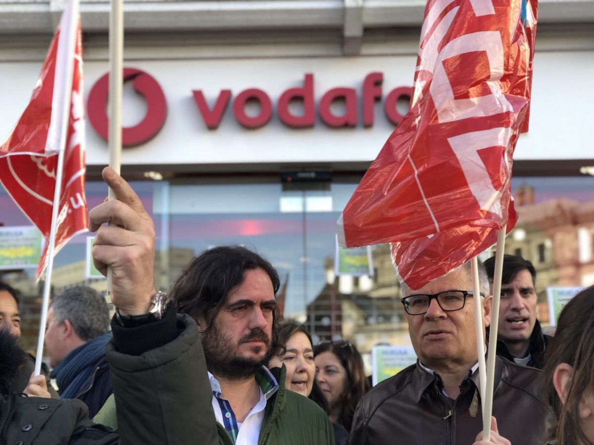 Diputados En Marea Antón Sánchez y Manuel Lago en protesta Vodafone. ARCHIVO.