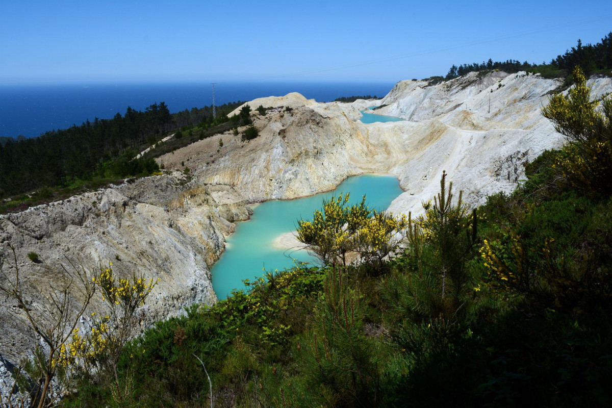 Balsas mineras en la zona de explotación de áridos en Monte Neme, entre Carballo y Malpica (A Coruña)