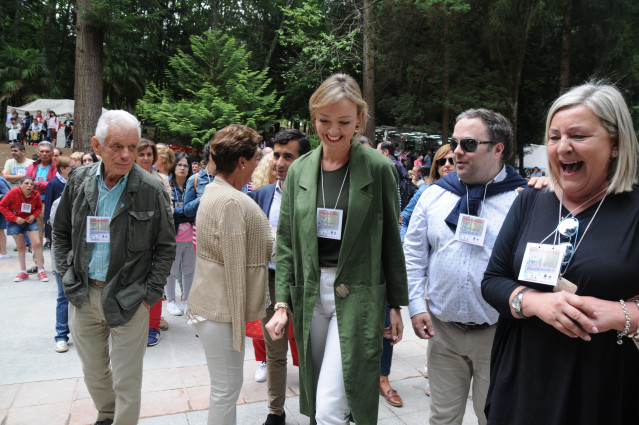 De verde, la conselleira de Política Social, Fabiola García.