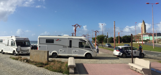 Imagen de las autocaravanas frente a la Torre de Hércules en A Coruña.