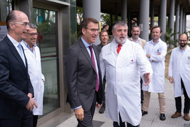 El titular del Gobierno gallego visita la unidad de Hospitalización a Domicilio (HADO) del Hospital Marítimo de Oza en A Coruña.