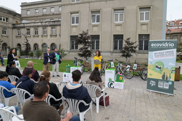 La conselleira de Medio Ambiente, Territorio e Vivenda, Ángeles Vázquez, hace balance de la campaña de recogida de vidrio de la Xunta y Ecovidrio en San Juan en A Coruña.