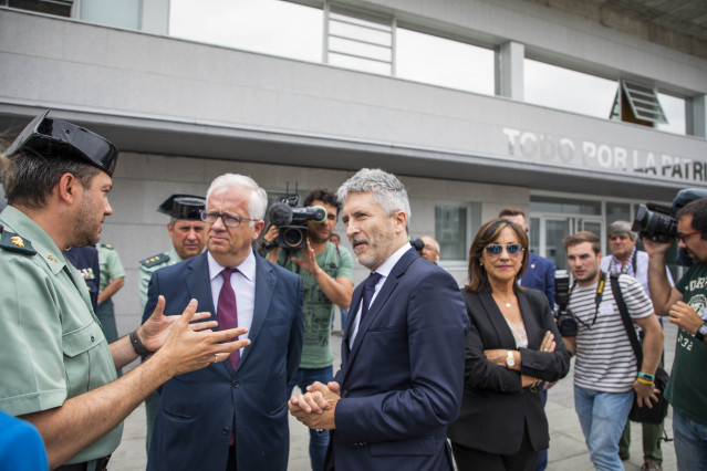El ministro del Interior en funciones, Fernando Grande- Marlaska (3i) y el ministro del Interior de Portugal, Eduardo Cabrita (2i), durante su visita a la  Comandancia de la Guardia Civil en Pontevedra.