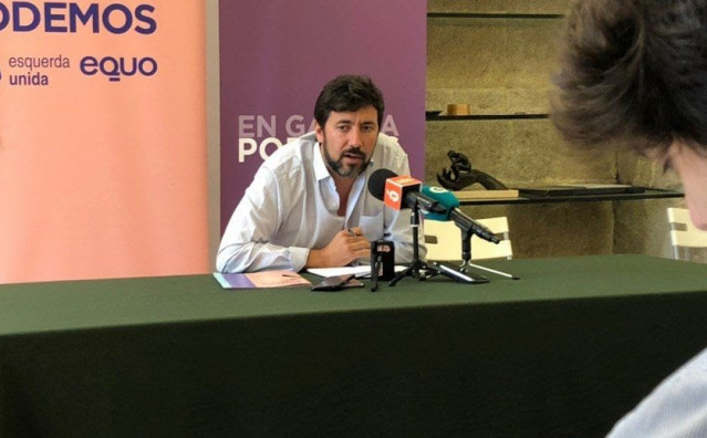 El secretario xeral de Podemos Galicia y diputado de Galicia en Común, Antón Gómez-Reino, durante una rueda de prensa