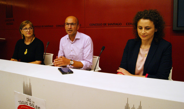 Presentación ed la 40ª edición de el Día do Traxe Galego con la presidenta de la Asociación do Traxe Galego, Pilar Astray; el concejal de Festas, Gonzalo Muíños; y la responsable de el departamento de Comunicación de El Corte Inglés, Eva Calvo.