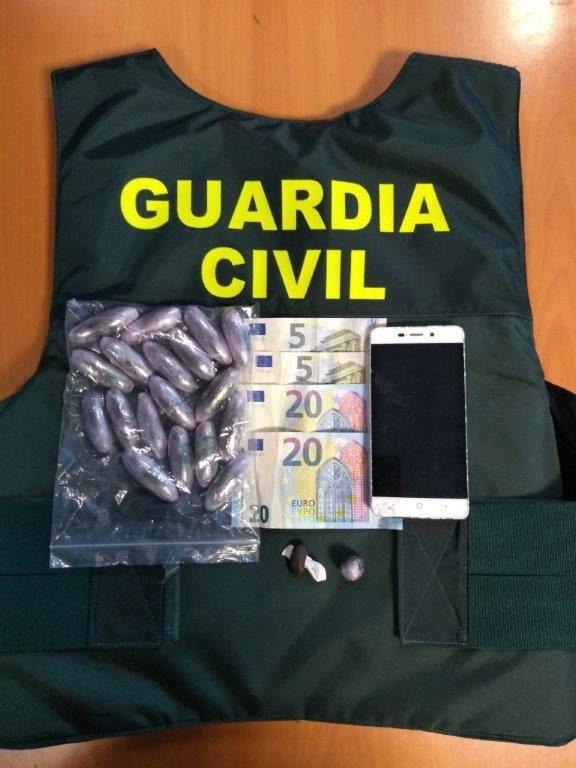 Objetos incautados por la Guardia Civil al hombre arrestado en Teo (A Coruña) por un delito contra la salud pública
