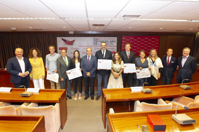 La alcaldesa de A Coruña, Inés Rey, en la entrega del premio pyme del año 2019 de la provincia, que ha reconocido a Geneasal.