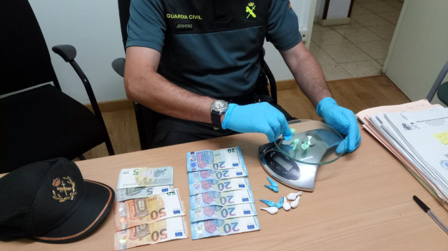 Detenido un vecino de Marín (Pontevedra) sorprendido con una docena de envoltorios de cocaína escondida en el coche.