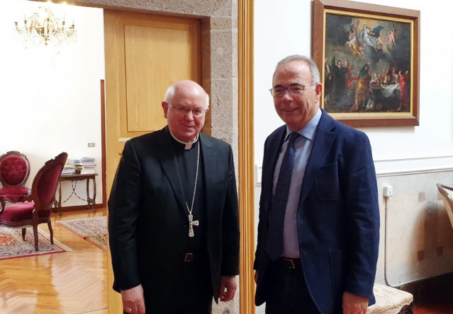 El arzobispo de Santiago, monseñor Julián Barrio, se reúne con el alcalde compostelano, Xosé Sánchez Bugallo.