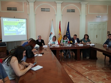La directora general de ACUAES, Rosa Cobo, en rueda de prensa en la Subdelegación del Gobierno en Pontevedra.
