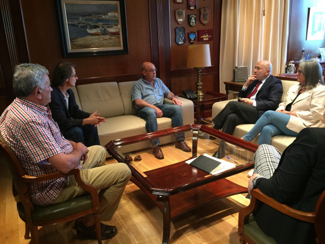 El delegado del Gobierno en Galicia, Javier Losada, con el presidente de Long Hope, Juan Manuel Lores; su portavoz, Alberto Paz; la subdelegada del Gobierno en A Coruña, Pilar López-Rioboo, y el profesor de Derecho Laboral de la UDC Xosé Manuel Carril.