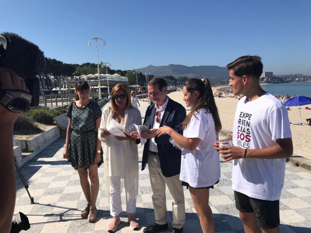 La presidenta de la Diputación de Pontevedra, Carmela Silva, y el alcalde de Vigo, Abel Caballero, han visitado este miércoles la playa de Samil