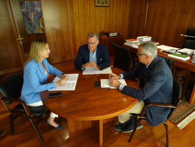 Reunión entre el presidente de la Fegamp, Alfredo García, y el director xeral de Emerxencias e Interior, Santiago Villanueva, a la que también ha asistido la directora xeral de Administración Local, Marta Fernández-Tapias