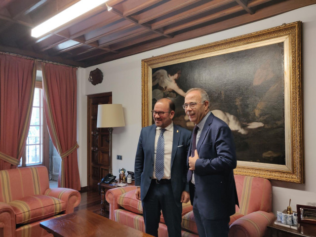 El alcalde de Santaigo, Sánchez Bugallo, con el rector de la USC, Antonio López