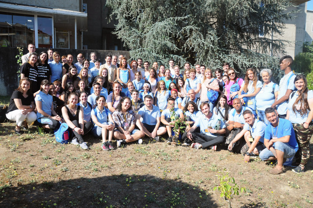 El secretario xeral da Emigración, Antonio Rodríguez Miranda, y la delegada de la Xunta en Ourense, Marisol Díaz Mouteira, junto a los participantes del programa Escolas Abertas de la Xunta.
