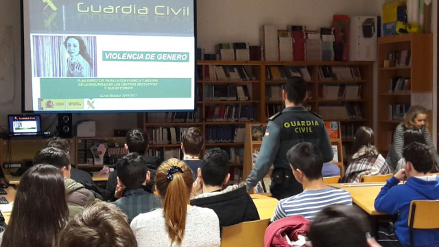 Más de 21.000 personas se beneficiaron de 446 charlas de la Guardia Civil en centros de enseñanza pontevedreses.