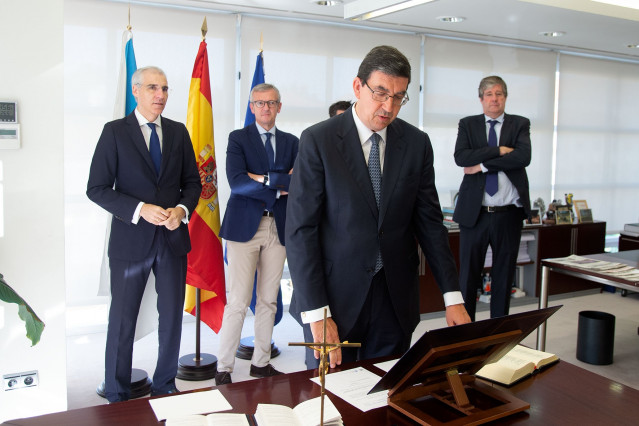 El conselleiro de Economía, Francisco Conde, y el vicepresidente de la Xunta, Alfonso Rueda, en la toma de posesión de Ignacio López-Chaves como presidente de la Comisión Galega de Competencia y Pablo Casal como director xeral de Orientación Laboral.