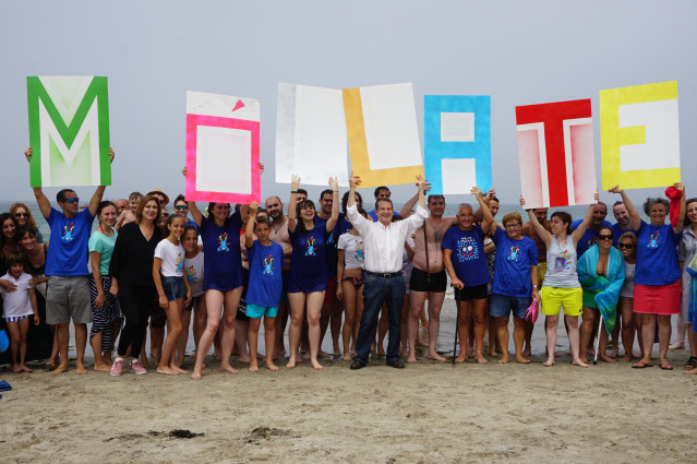 Abel Caballero durante la jornada solidaria en la playa de Samil para apoyar la campaña de sensibilización social 'Mójate por la Esclerosis Múltiple'