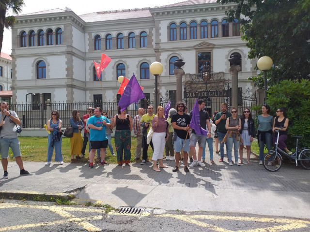 Concentración delante de la XUnta  convocada por la Unión Sindical de Docentes de Galicia.