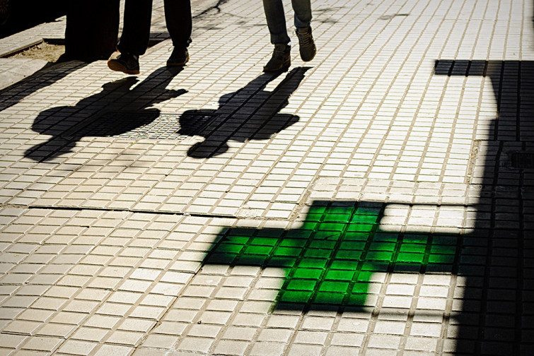 Atracan con una navaja una farmacia de Narón y se llevan un botín de medicinas y dinero