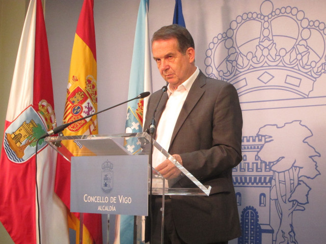 El alcalde de Vigo y presidente de la FEMP, Abel Caballero, durante la rueda de prensa de este lunes