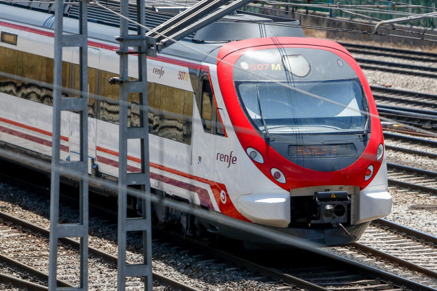 Un tren de renfe en los andenes de la estación de Puerta de Atocha durante el paro de 24 horas convocado por el sindicato CCOO en el grupo Renfe que ha obligado a la operadora ferroviaria a suspender la circulación de 320 trenes de pasajeros de los 990 pr