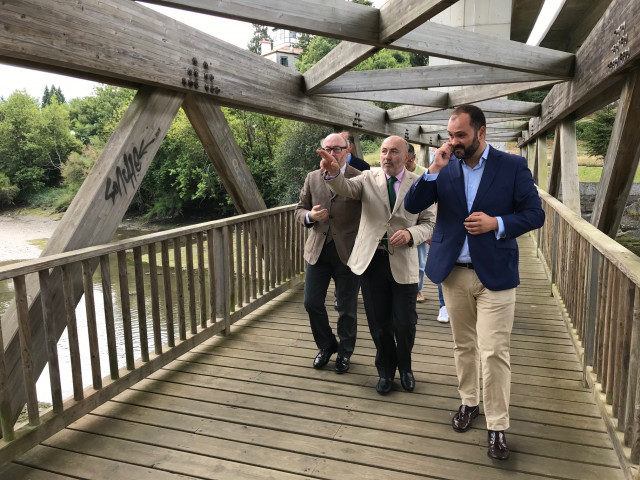 En el centro, Javier Losada durante su visita a Pontedeume.
