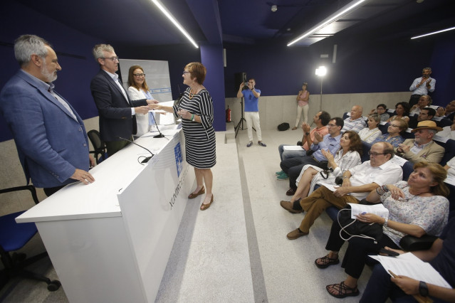 El vicepresidente de la Xunta, Alfonso Rueda, entrega las llaves a 28 asociaciones que ocuparán locales de las plantas tercera y cuarta del edificio Benito Corbal de Pontevedra.