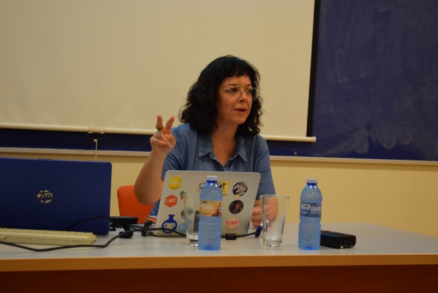 La periodista y directora de la revista digital Vinte, María Yáñez, en una conferencia organizada por la Real Academia Galega