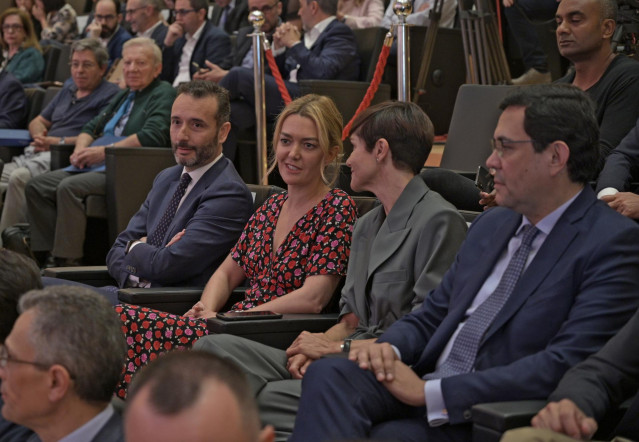 La hija de Amancio Ortega, Marta Ortega Pérez (2i), durante la Junta General de Accionistas de Inditex 2019 en la sede central de Arteixo (A Coruña).