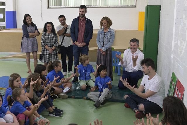 Ovidio Rodeiro, delegado de la Xunta en A Coruña, visita un campamento para niños sordos y oyentes