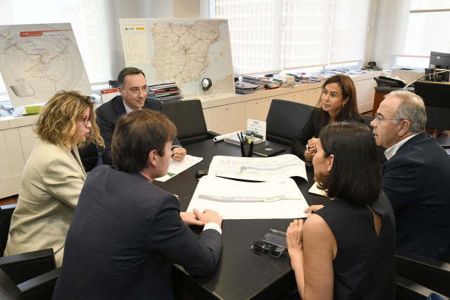 Reunión en la sede de Adif de la presidenta, Isabel Pardo de Vera, el alcalde de Santiago, Xosé Sánchez Bugallo, la concejal de Urbanismo de Santiago, Mercedes Rosón, y otros responsables de Adif.