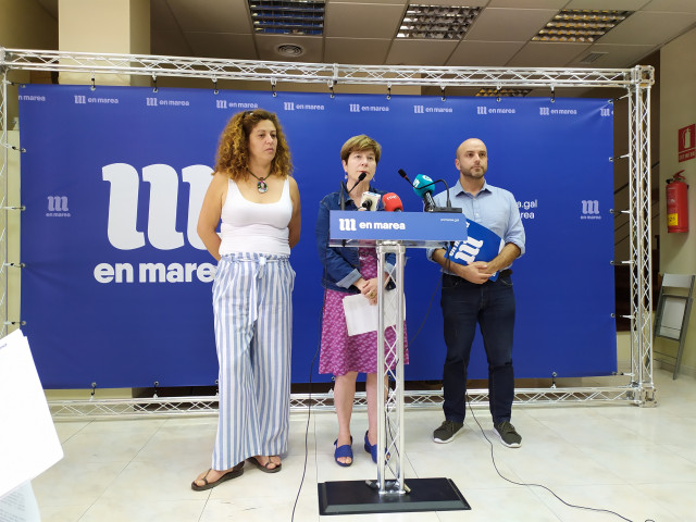 El portavoz de En Marea, Luís Villares, en rueda de prensa con las viceportavoces de la dirección Ana Seijas (izquierda) y Mariló Candedo (centro)