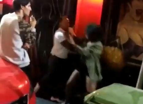 (Vídeo) A puñetazos con unas mujeres en la puerta de un bar