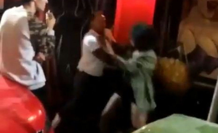Los golpes a unas mujeres a la puerta de un pub no se investigan, por ahora, como violencia de género (vídeo)