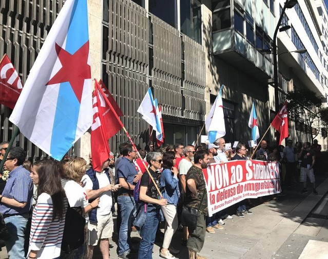 Protesta contra ERE en filial del Santander en A Coruña