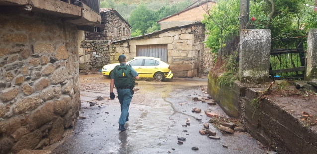 Un guardia civil en la zona afectada por las tormentas en Monterrei (Ourense).