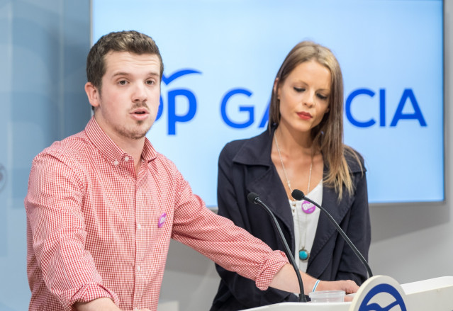 El presidente de Novas Xeracións, Adrián Pardo, duranre una rueda de prensa sobre políticas de igualdad