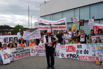 Trabajadores de PAC de Galicia se concentra delante del Sergas en Santiago.