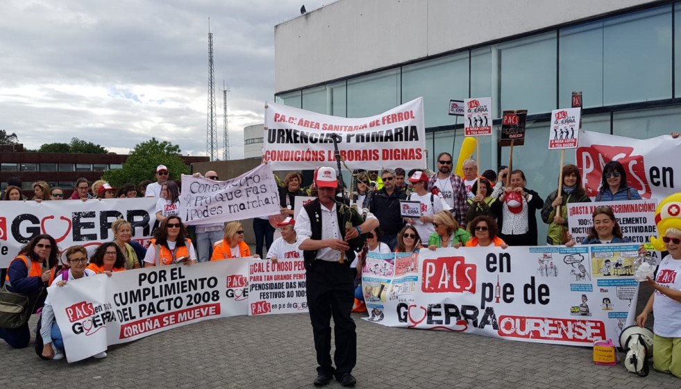 Trabajadores de PAC de Galicia se concentra delante del Sergas en Santiago.