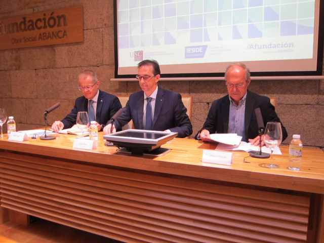 El director gerente de Afundación y secretario general de Ieside, Pedro Otero (centro); el director adjunto de Planificación Estratéxica y PMO de Abanca, Pedro Veiga (izquierda); y el director del Idega de la USC, Alberto Meixide (derecha)