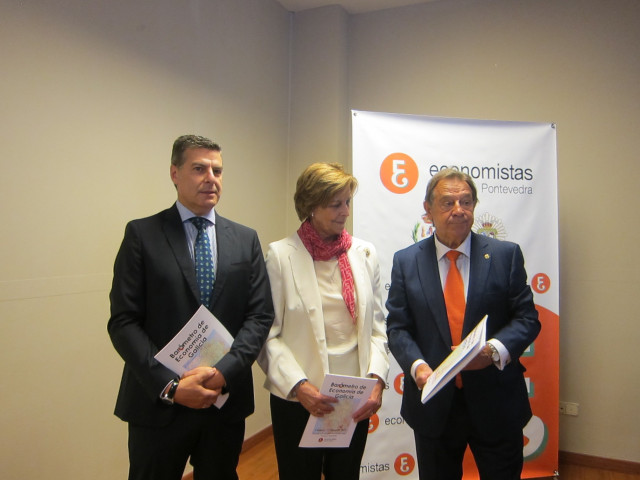 El presidente del Consello Galego de Economistas, su homólogo en el Colegio de Economistas de Pontevedra y la directora del estudio