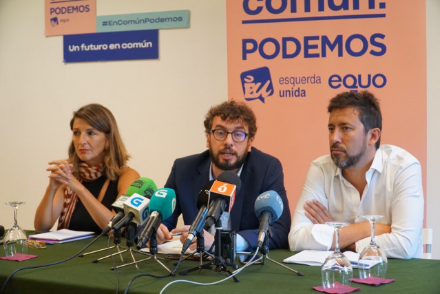El senador José Manuel Sande en rueda de prensa con los diputados de Galicia en Común Yolanda Díaz y Antón Gómez-Reino