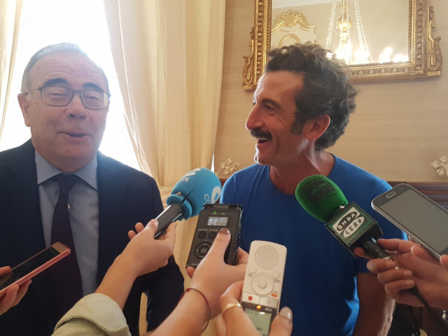 El actor Luis Zahera junto al alcalde de Santiago.