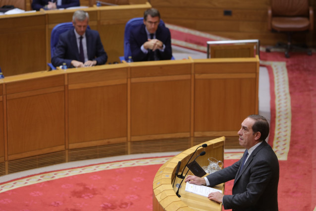 El conselleiro de Facenda, Valeriano Martínez, en el Parlamento gallego